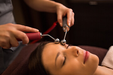 Image showing woman having hydradermie facial treatment in spa