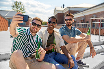 Image showing men drinking beer and taking selfie by smartphone