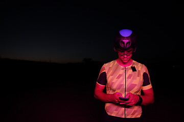 Image showing athlete cyclist having a break using smart phone