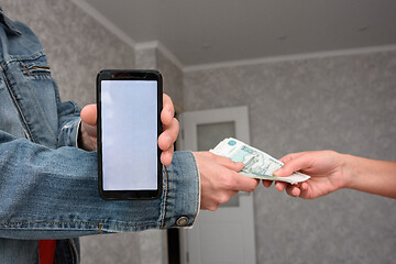 Image showing Self-employed person receives money for the repair of the premises and registers in the mobile application