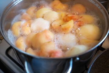 Image showing pot of boiling peeled apples