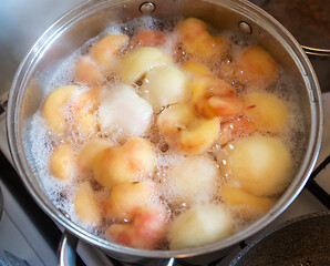 Image showing pot of boiling peeled apples