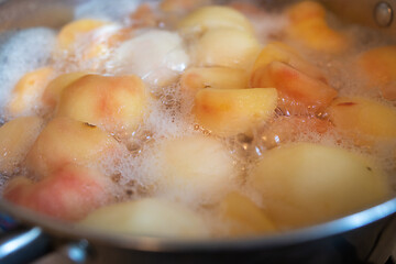 Image showing pot of boiling peeled apples