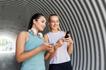 Image showing women or female friends with smartphones