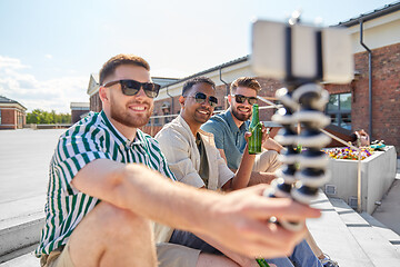 Image showing men drinking beer and taking selfie by smartphone