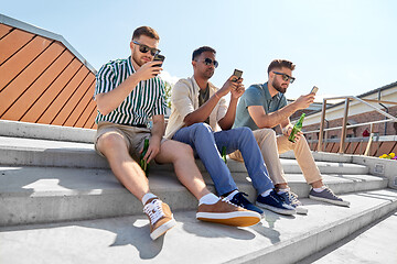 Image showing men with smartphones drinking beer on street