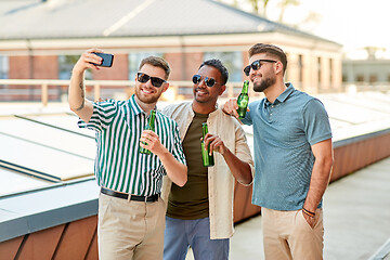 Image showing men drinking beer and taking selfie by smartphone