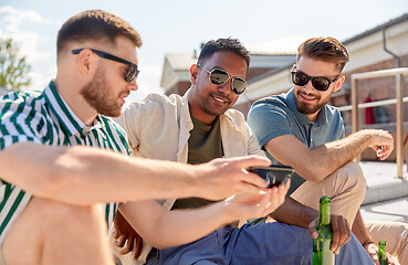 Image showing men with smartphone drinking beer on street