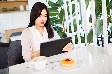 Image showing asian woman with tablet pc at cafe or coffee shop