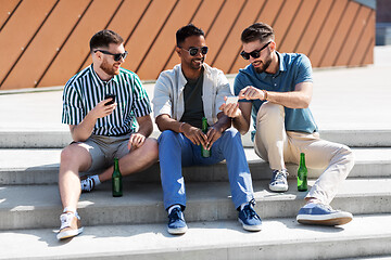 Image showing men with smartphones drinking beer on street