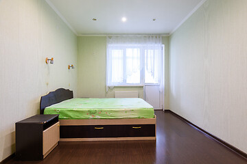 Image showing General view of an empty bedroom in a one-room apartment