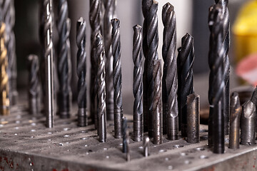 Image showing Big set of metal drills of different sizes.