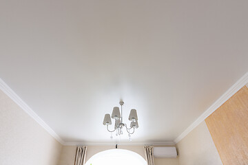 Image showing Classic white matte ceiling in the hall