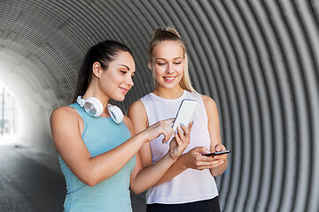 Image showing women or female friends with smartphones