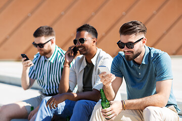 Image showing men with smartphones drinking beer on street