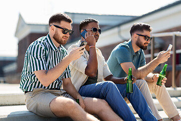 Image showing men with smartphones drinking beer on street