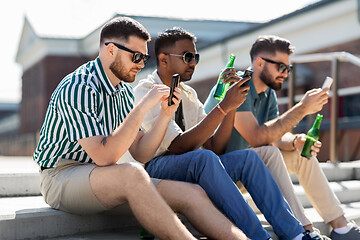 Image showing men with smartphones drinking beer on street