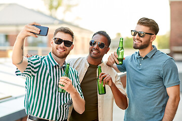 Image showing men drinking beer and taking selfie by smartphone