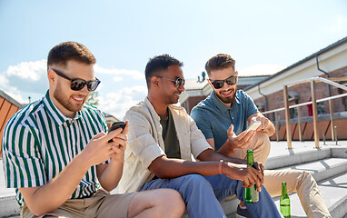 Image showing men with smartphones drinking beer on street