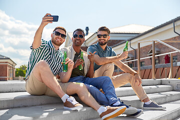 Image showing men drinking beer and taking selfie by smartphone