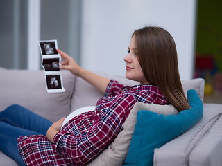 Image showing pregnant woman looking baby\'s ultrasound