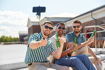 Image showing men drinking beer and taking selfie by smartphone