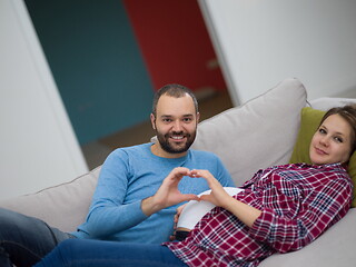 Image showing man and pregnant woman showing heart sign