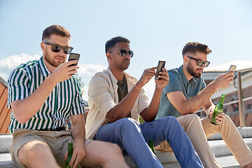 Image showing men with smartphones drinking beer on street