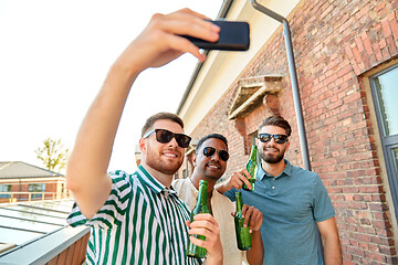 Image showing men drinking beer and taking selfie by smartphone