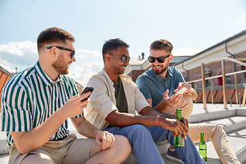 Image showing men with smartphones drinking beer on street