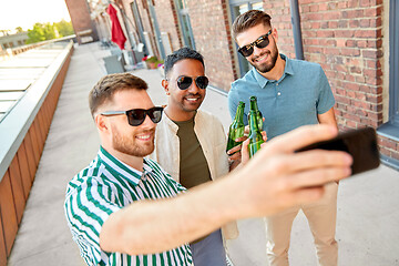 Image showing men drinking beer and taking selfie by smartphone