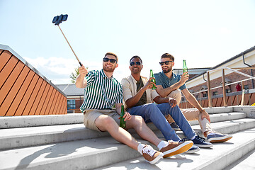 Image showing men drinking beer and taking selfie by smartphone