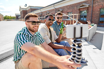 Image showing men drinking beer and taking selfie by smartphone