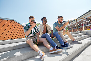 Image showing men with smartphones drinking beer on street