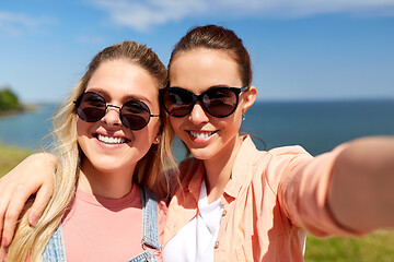 Image showing teenage girls or friends taking selfie in summer