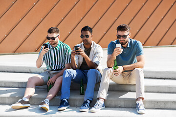 Image showing men with smartphones drinking beer on street