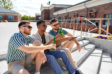 Image showing men drinking beer and taking selfie by smartphone