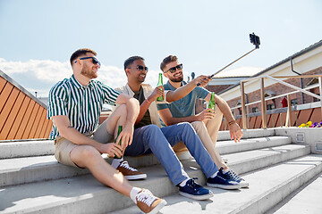 Image showing men drinking beer and taking selfie by smartphone