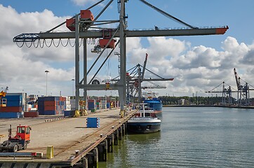 Image showing Loading containers on a ship