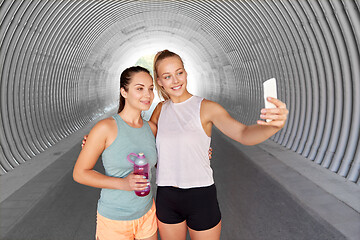 Image showing sporty women taking selfie by smartphone outdoors