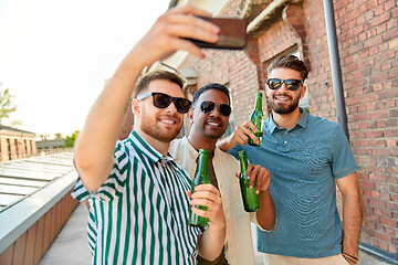 Image showing men drinking beer and taking selfie by smartphone