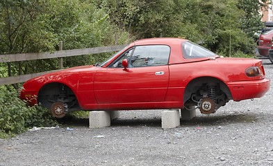 Image showing Car without wheel