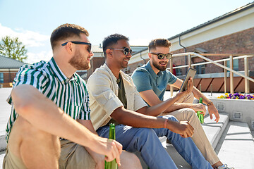 Image showing men with smartphone drinking beer on street