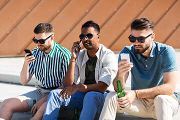 Image showing men with smartphones drinking beer on street