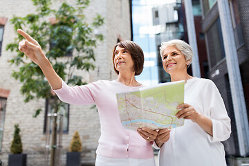 Image showing senior women with city map on street in tallinn