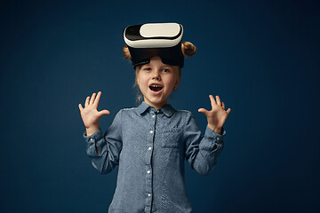 Image showing Child with virtual reality headset