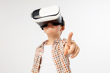 Image showing Child with virtual reality headset