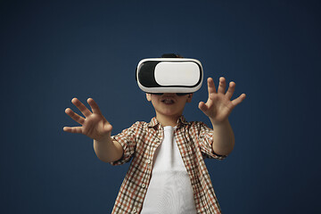 Image showing Child with virtual reality headset