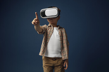 Image showing Child with virtual reality headset