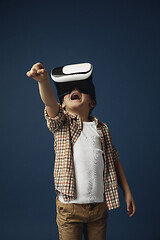 Image showing Child with virtual reality headset